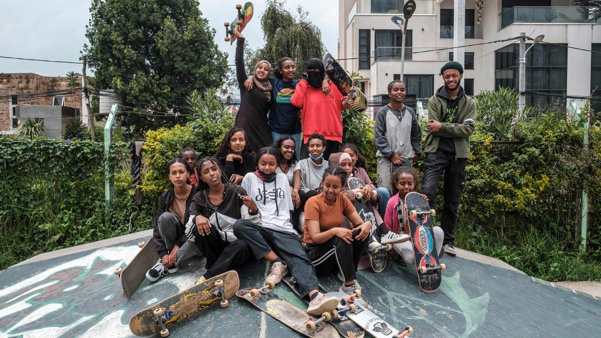 El skate entre niñas etíopes, mejora su salud mental y las empodera