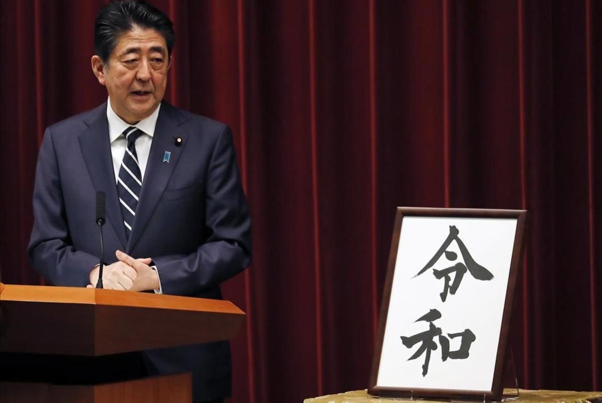 El primer ministro japonés, Shinzo Abe, muestra el nombre de la nueva era del emperador Naruhito.  