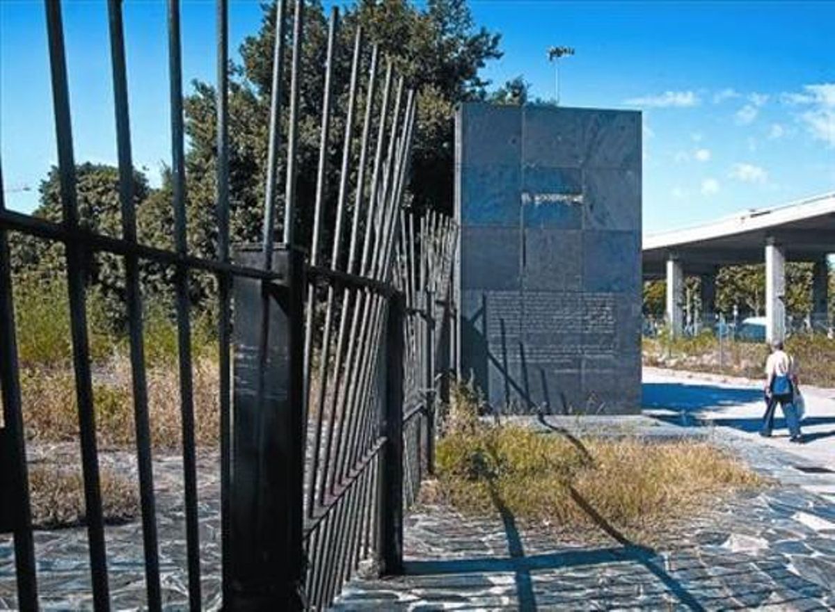 Cierre 8 Verja y hierbas en el bloque de basalto de ’El Modernisme’, con el tambor diáfano al fondo, el jueves. Cierre 8 Verja y hierbas en el bloque de basalto de ’El Modernisme’, con el tambor diáfano al fondo, el jueves.