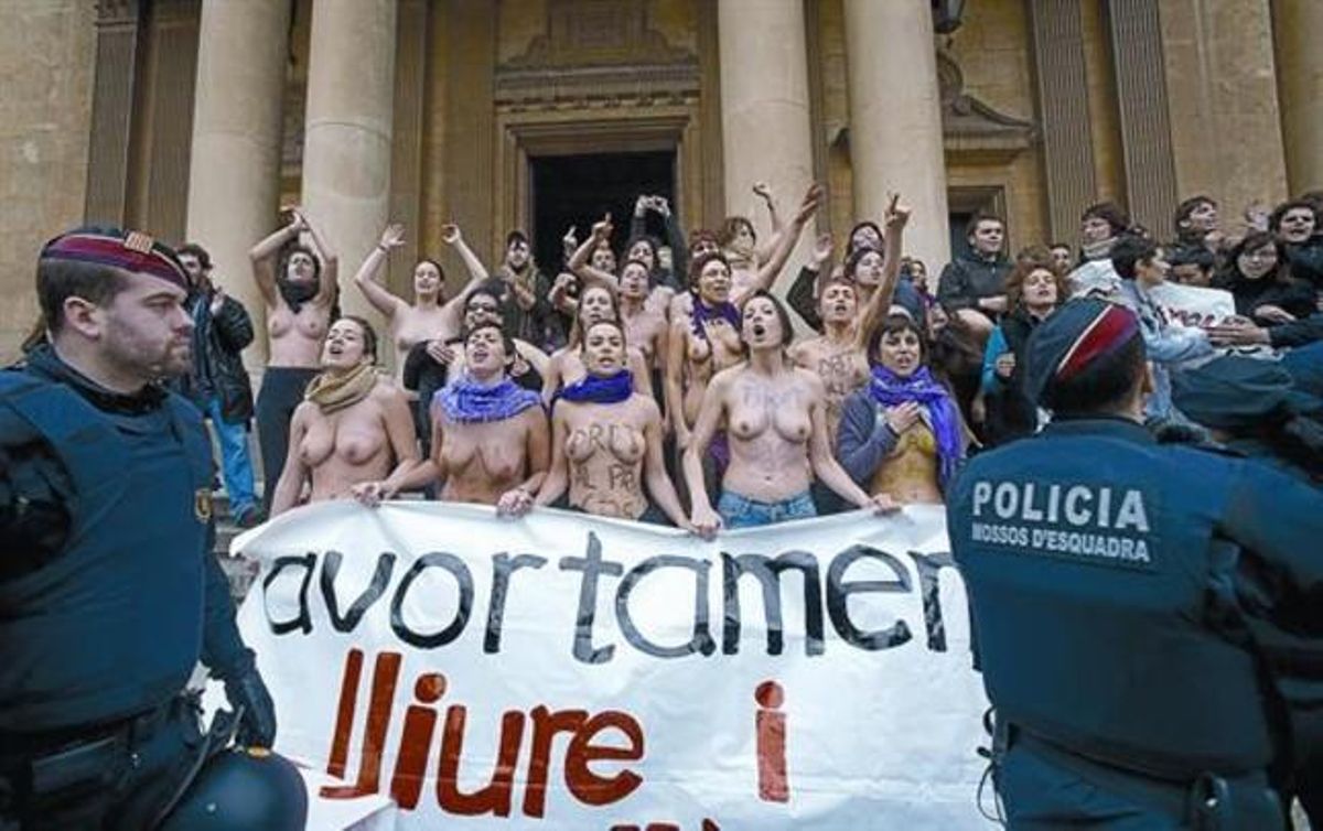 Manifestantes feministas protestan contra una concentración de antiabortistas en Barcelona, en el 2010. Manifestantes feministas protestan contra una concentración de antiabortistas en Barcelona, en el 2010.