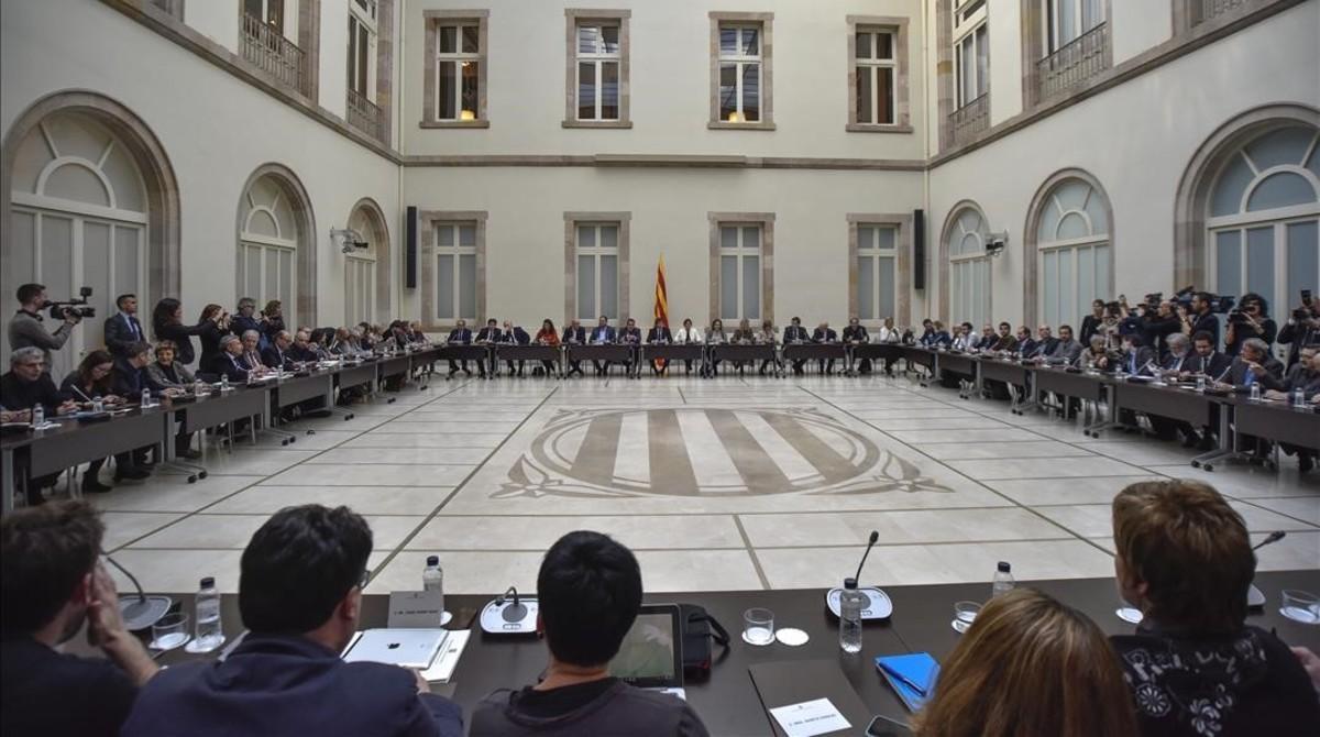 Una reunión del Pacte Nacional pel Referèndum en el Parlament, en febrero del 2017. Una reunión del Pacte Nacional pel Referèndum en el Parlament, en febrero del 2017.