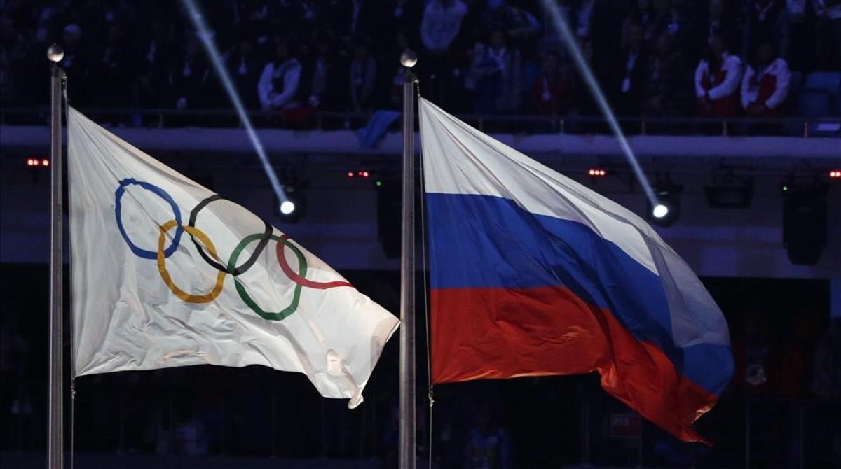 Las banderas olímpica y rusa, ahora tan lejos.