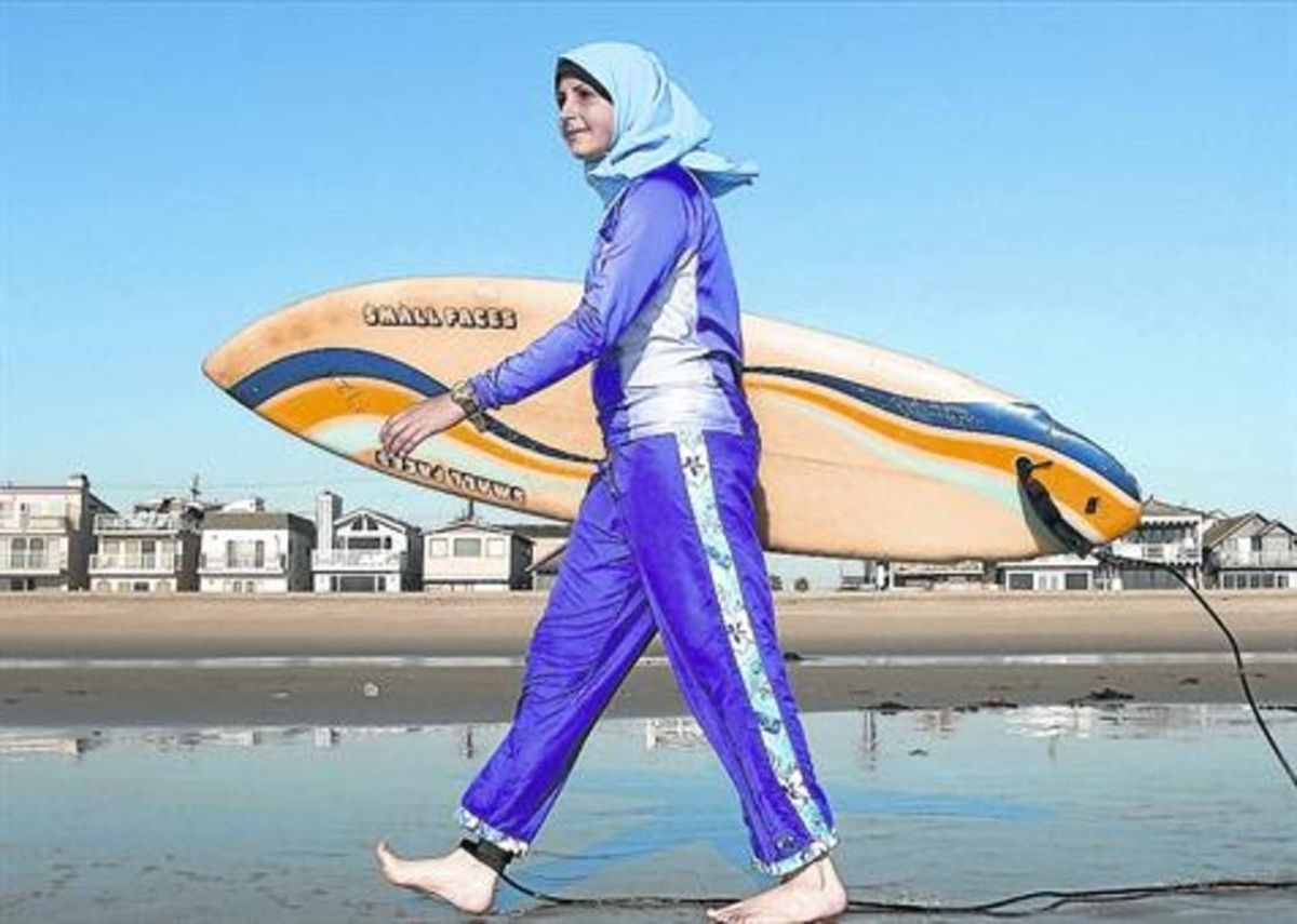 ’Burkini’. Una joven viste un traje de baño acorde con las normas del islam, en California. ’Burkini’. Una joven viste un traje de baño acorde con las normas del islam, en California.