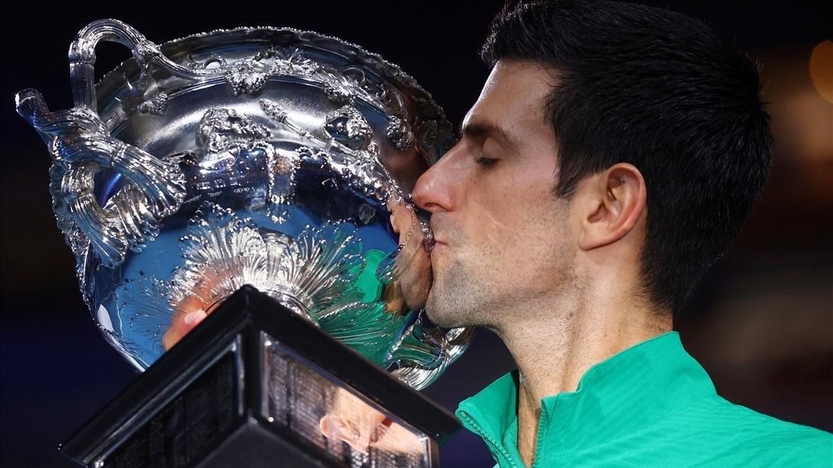 Djokovic besa el trofeo del Abierto de Australia ganado en el 2019. Djokovic besa el trofeo del Abierto de Australia ganado en el 2019.