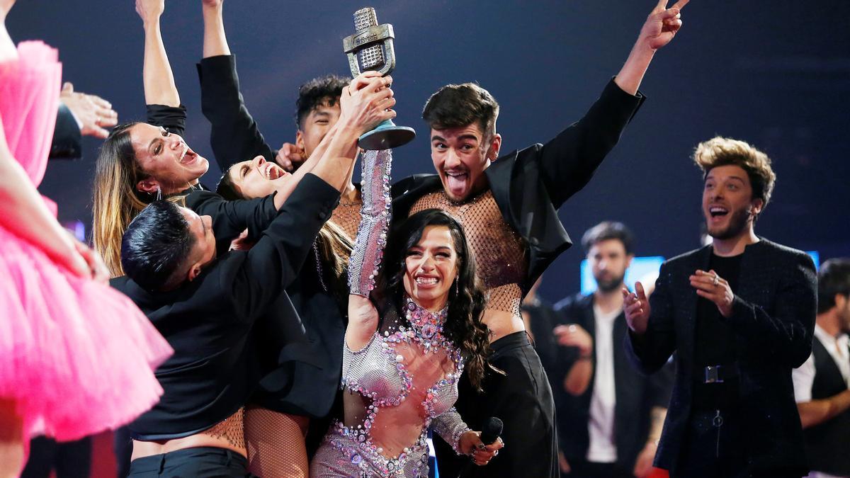 Chanel Terrero, ganadora del festival Benidorm Fest, exhibe el trofeo rodeada de sus bailarines. 