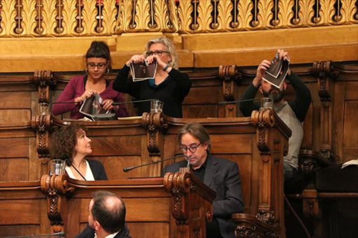 La Fiscalía redobla la presión a los Mossos para frenar la "sedición" La Fiscalía redobla la presión a los Mossos para frenar la "sedición"