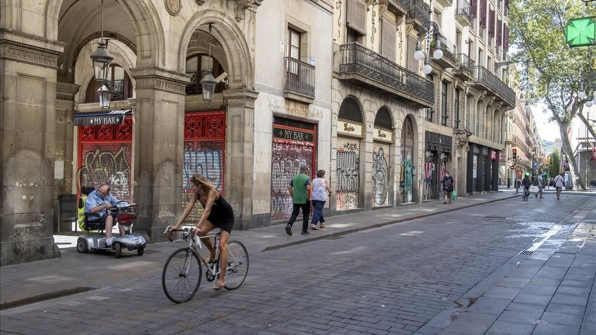 La caiguda del turisme qüestiona el patró comercial del centre de Barcelona La caiguda del turisme qüestiona el patró comercial del centre de Barcelona