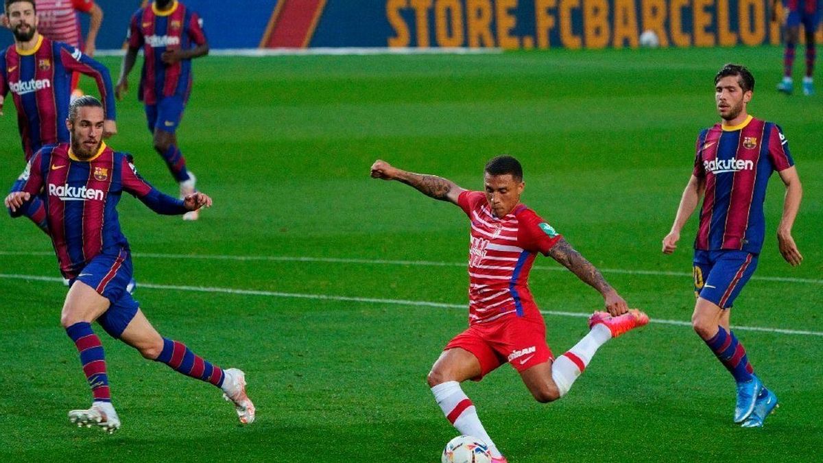 Mingueza y Sergi Roberto intentan parar a Darwin Machís, la temporada pasada. Mingueza y Sergi Roberto intentan parar a Darwin Machís, la temporada pasada.
