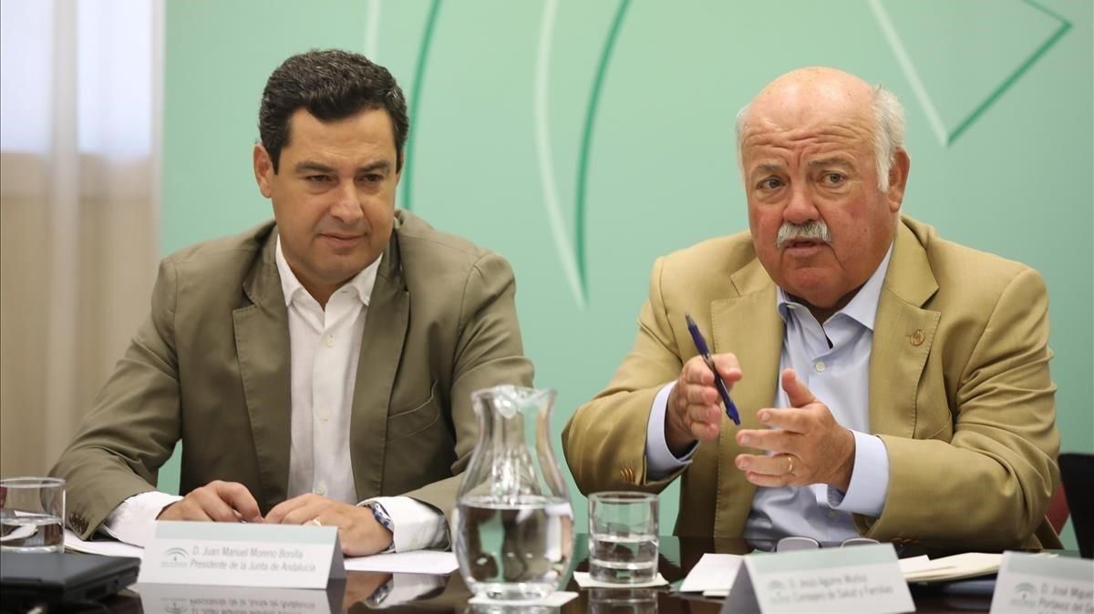 El presidente de la Junta de Andalucía, Juan Manuel Moreno Bonilla, y el consejero de Salud, Jesús Aguirre, en rueda de prensa. El presidente de la Junta de Andalucía, Juan Manuel Moreno Bonilla, y el consejero de Salud, Jesús Aguirre, en rueda de prensa.
