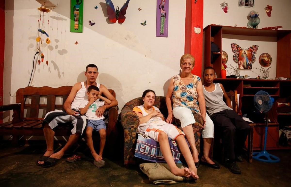 Familia de Caracas afectada por la grave crisis.