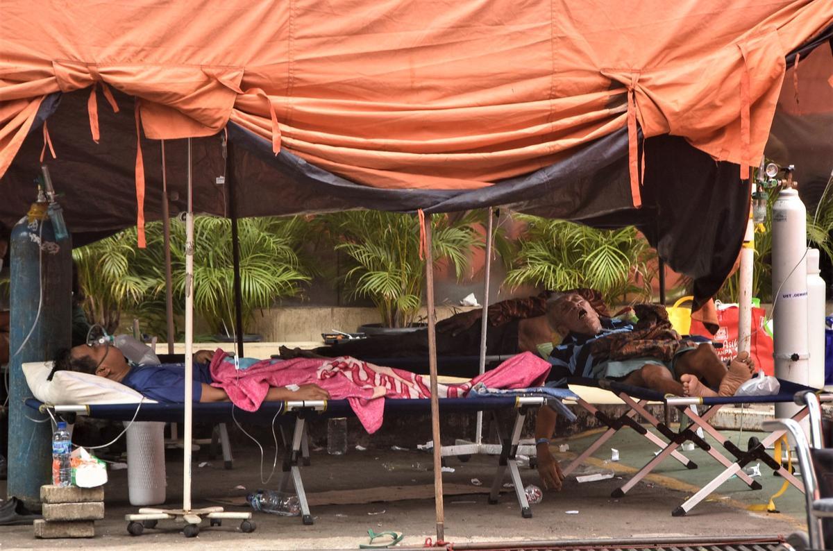 Pacientes de covid-19 reciben tratamiento en una tienda montada en el exterior del hospital de Bekasi, una ciudad de la isla de Java.