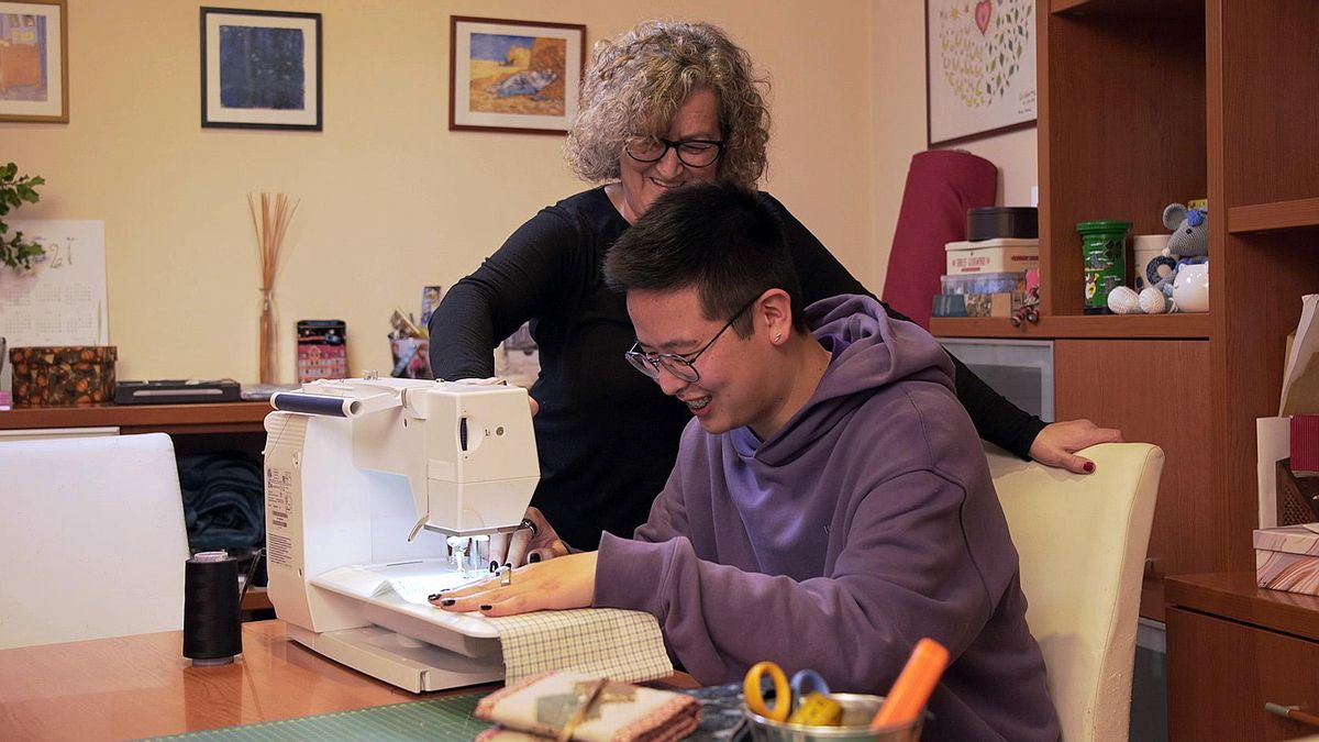 El creador de contenidos de ’Adolescents iCat’ Long Li Xue aprende a coser con Anna Garcia, su pareja en el programa ’Canvi de xip’. El creador de contenidos de ’Adolescents iCat’ Long Li Xue aprende a coser con Anna Garcia, su pareja en el programa ’Canvi de xip’.