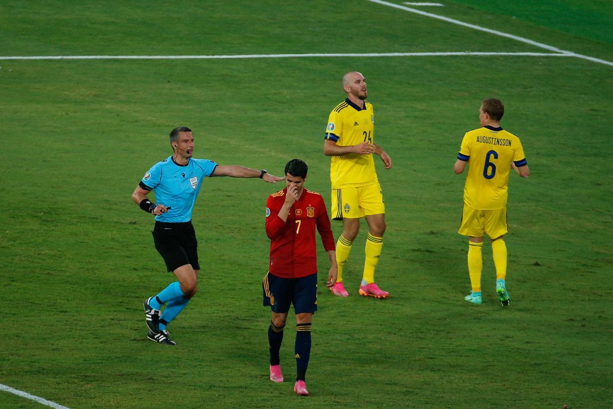 El delantero de España Álvaro Morata (c) se lamenta tras una ocasión fallada ante Suecia. El delantero de España Álvaro Morata (c) se lamenta tras una ocasión fallada ante Suecia.