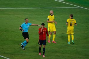 El delantero de España Álvaro Morata (c) se lamenta tras una ocasión fallada ante Suecia.