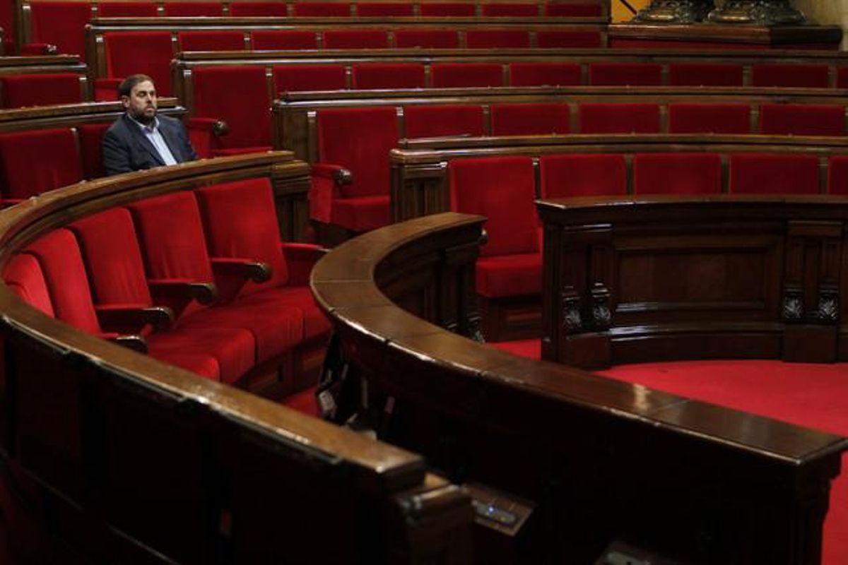 Oriol Junqueras, en su escaño, antes del debate. Oriol Junqueras, en su escaño, antes del debate.