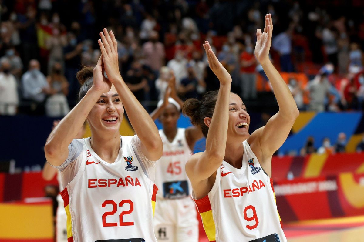 Las internacionales españolas María Conde (i) y Laia Palau saludan al público tras la última victoria en el Eurobasket. Las internacionales españolas María Conde (i) y Laia Palau saludan al público tras la última victoria en el Eurobasket.