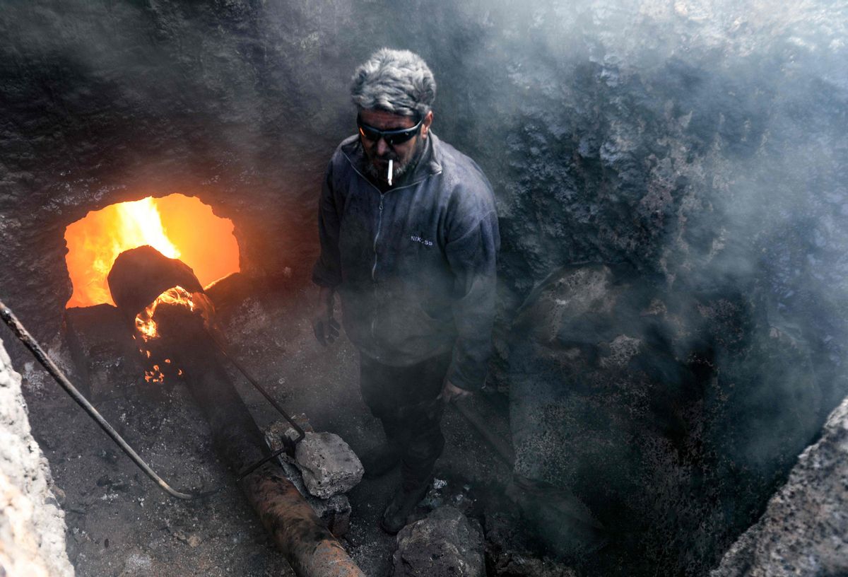 Un desplazado trabaja en una refinería improvisada al norte de Alepo, zona bajo control turco. Un desplazado trabaja en una refinería improvisada al norte de Alepo, zona bajo control turco.