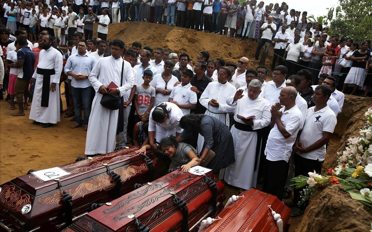 Funeral celebrado cerca de la iglesia de San Sebastián, en Negombo.