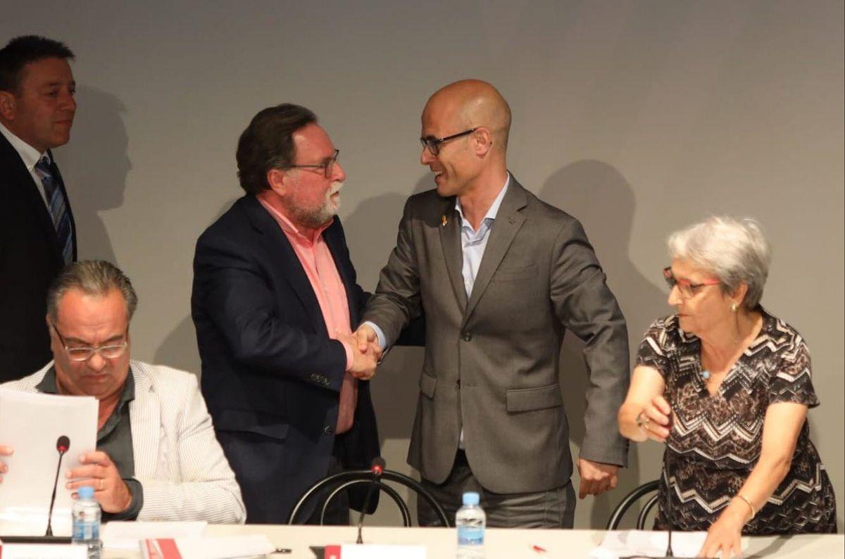 El exalcalde Jordi Seguer con el actual alcalde Francesc Juzgado en 2019 