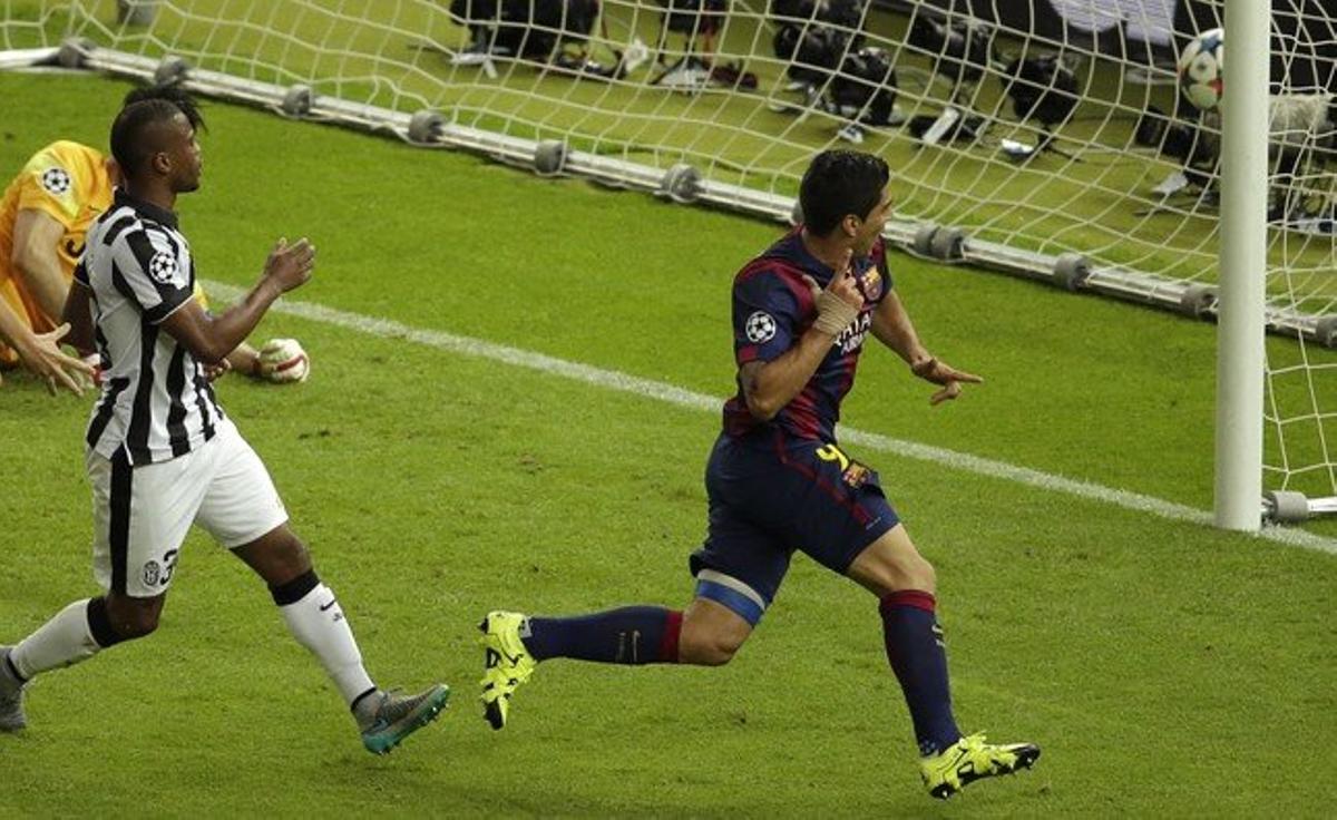  Luis Suarez marca el segundo gol azulgrana ante la Juventus.