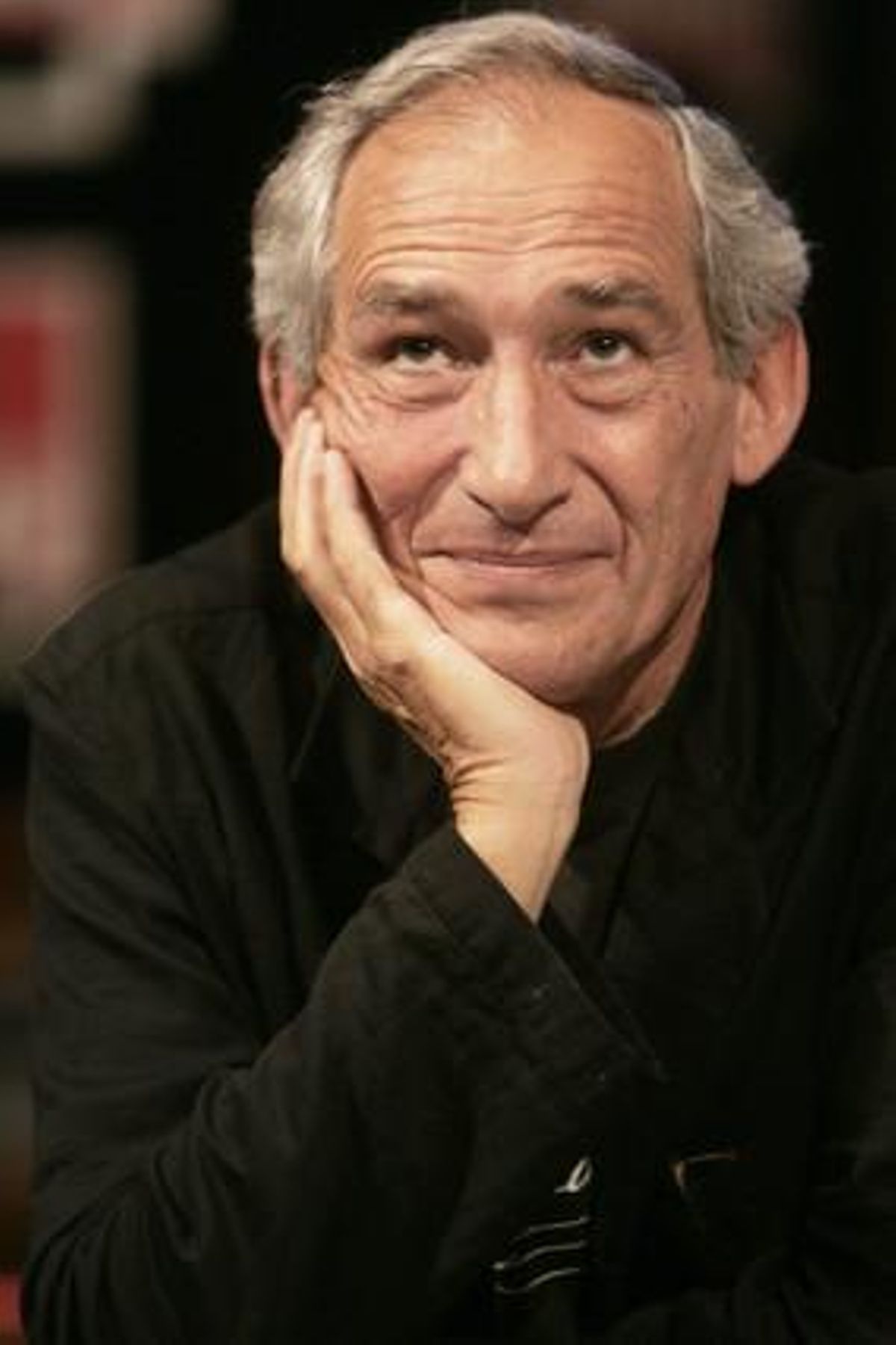 Alain Corneau en un estudio de radio francés, en 2006. Alain Corneau en un estudio de radio francés, en 2006.