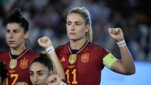 Alexia luciendo el lema Se acabó en una muñquera antes de empezar el partido