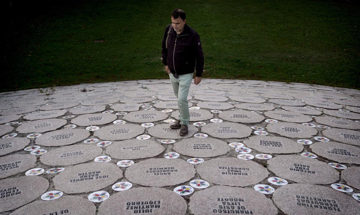 Ángel Altuna, víctima de ETA, en el monumento a las víctimas en Vitoria. 