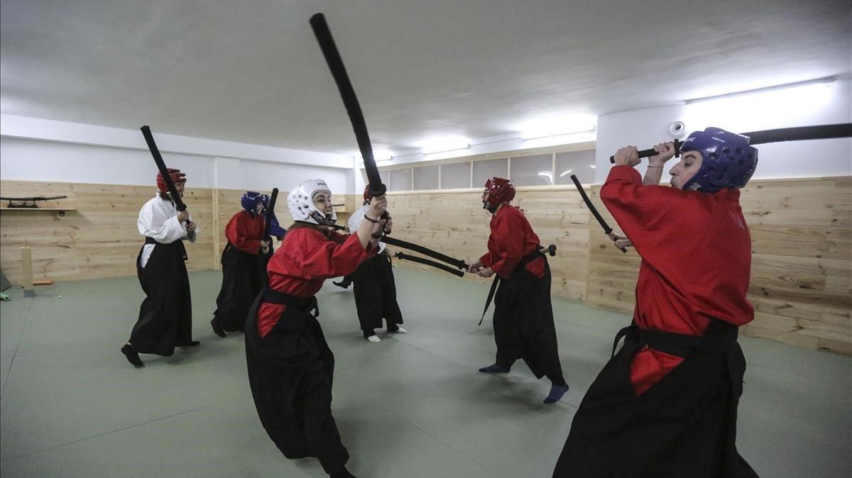 Batalla campal con espadas de gomaespuma, una de las actividades con adrenalina de Samurai Experience. 