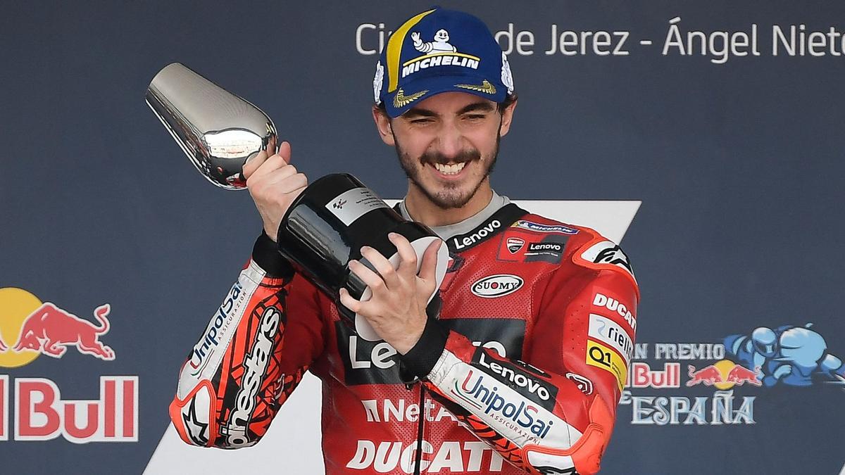 El piloto italiano de Ducati, Francesco Bagnaia, celebra en el podio después de ganar la carrera de MotoGP del Gran Premio de España en el circuito de Jerez de la Frontera el 1 de mayo de 2022.