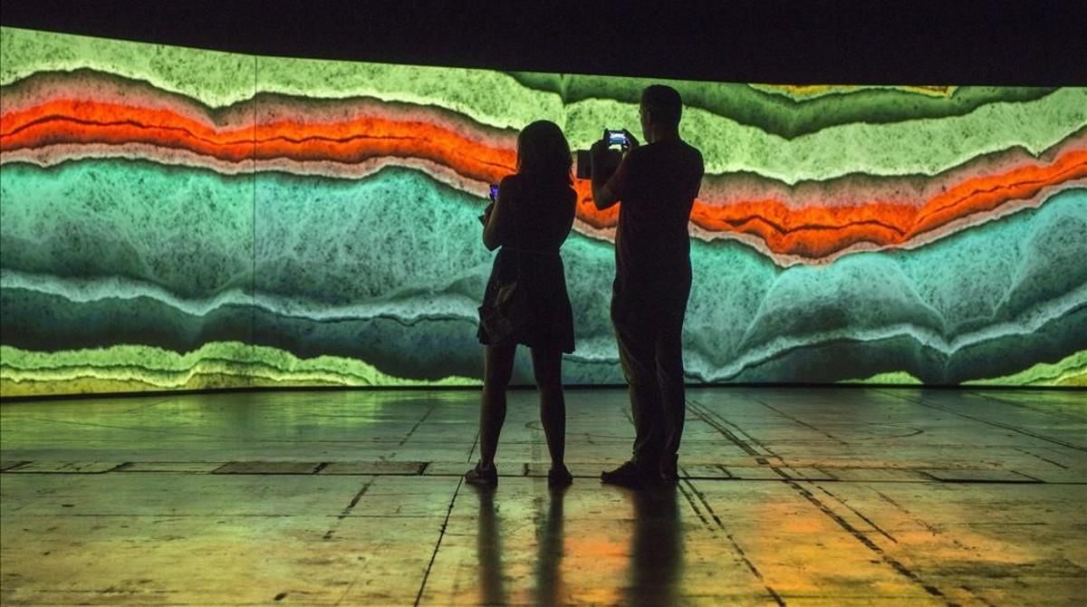 Imagen de parte de las cinco pantallas que forman la instalación ’Earthworks’ creada por el dúo Semiconductor para el Sónar. Imagen de parte de las cinco pantallas que forman la instalación ’Earthworks’ creada por el dúo Semiconductor para el Sónar.