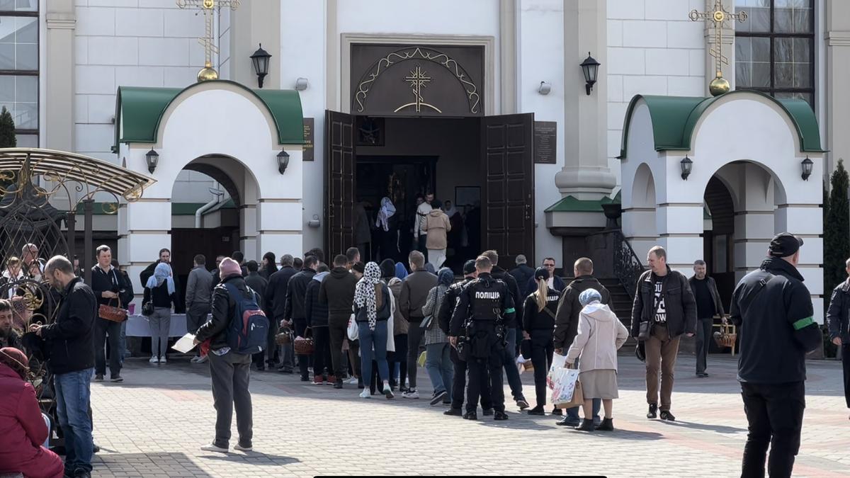 Fieles en fila para entrar en la iglesia de Svyato-Pokrovsʹkyy, en Zaporiyia, para acudir a la celebración de la Pascua ortodoxa.