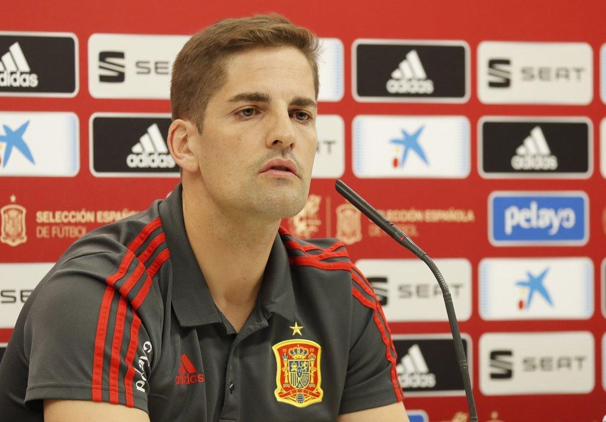 El seleccionador español Robert Moreno en rueda de prensa antes de recibir a Malta en Cádiz. El seleccionador español Robert Moreno en rueda de prensa antes de recibir a Malta en Cádiz.