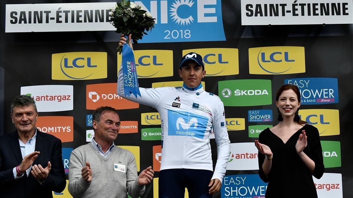 Marc Soler, aplaudido por Thevenet e Hinault, con el maillot blanco del mejor joven de la París-Niza. Marc Soler, aplaudido por Thevenet e Hinault, con el maillot blanco del mejor joven de la París-Niza.