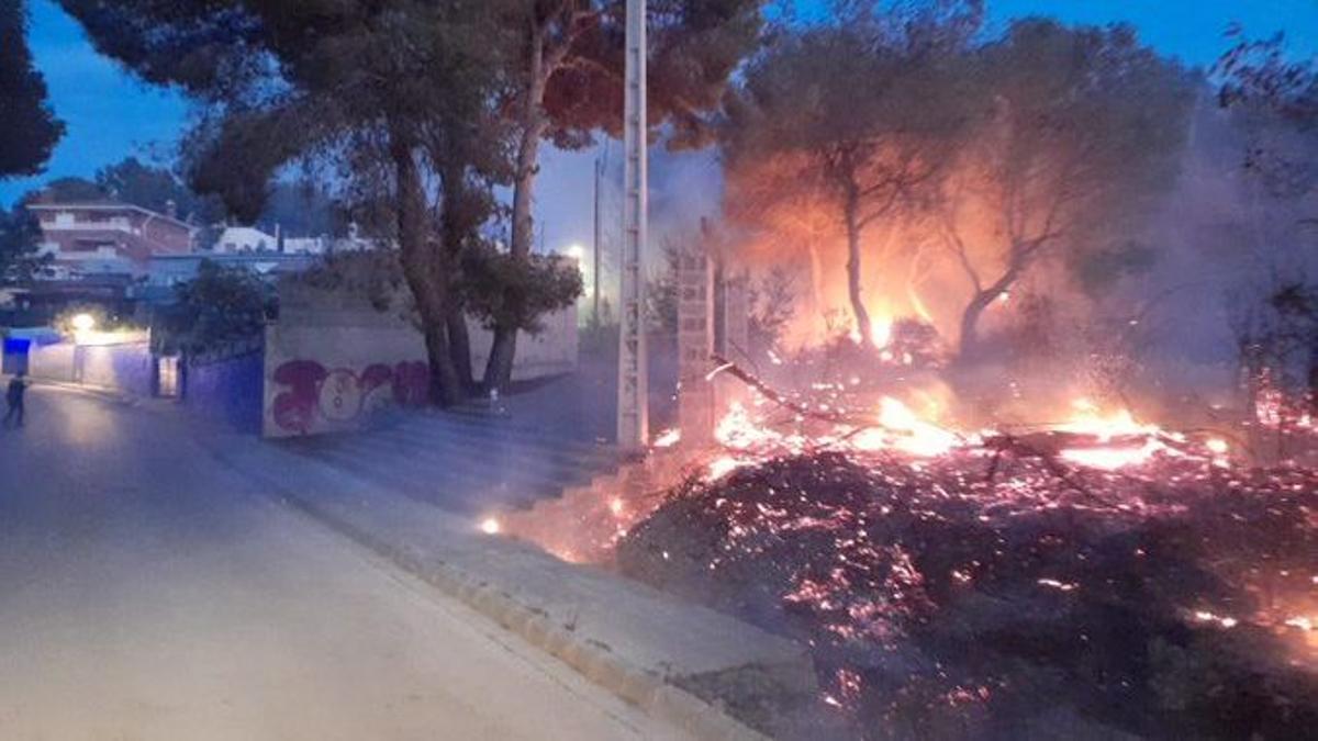 Controlat l’incendi d’una urbanització de Cubelles que ha fet desallotjar una vintena de veïns Controlat l’incendi d’una urbanització de Cubelles que ha fet desallotjar una vintena de veïns