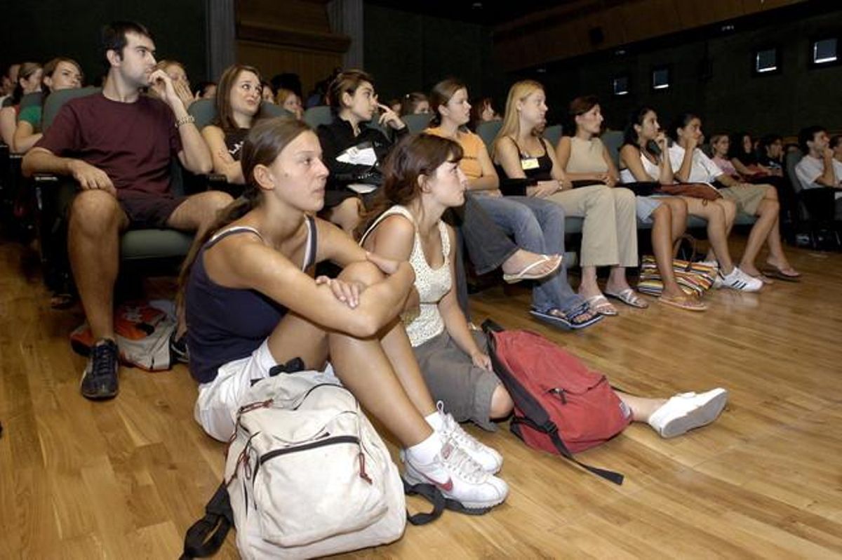 Estudiantes de Erasmus, atendiendo a una charla informativa. Estudiantes de Erasmus, atendiendo a una charla informativa.