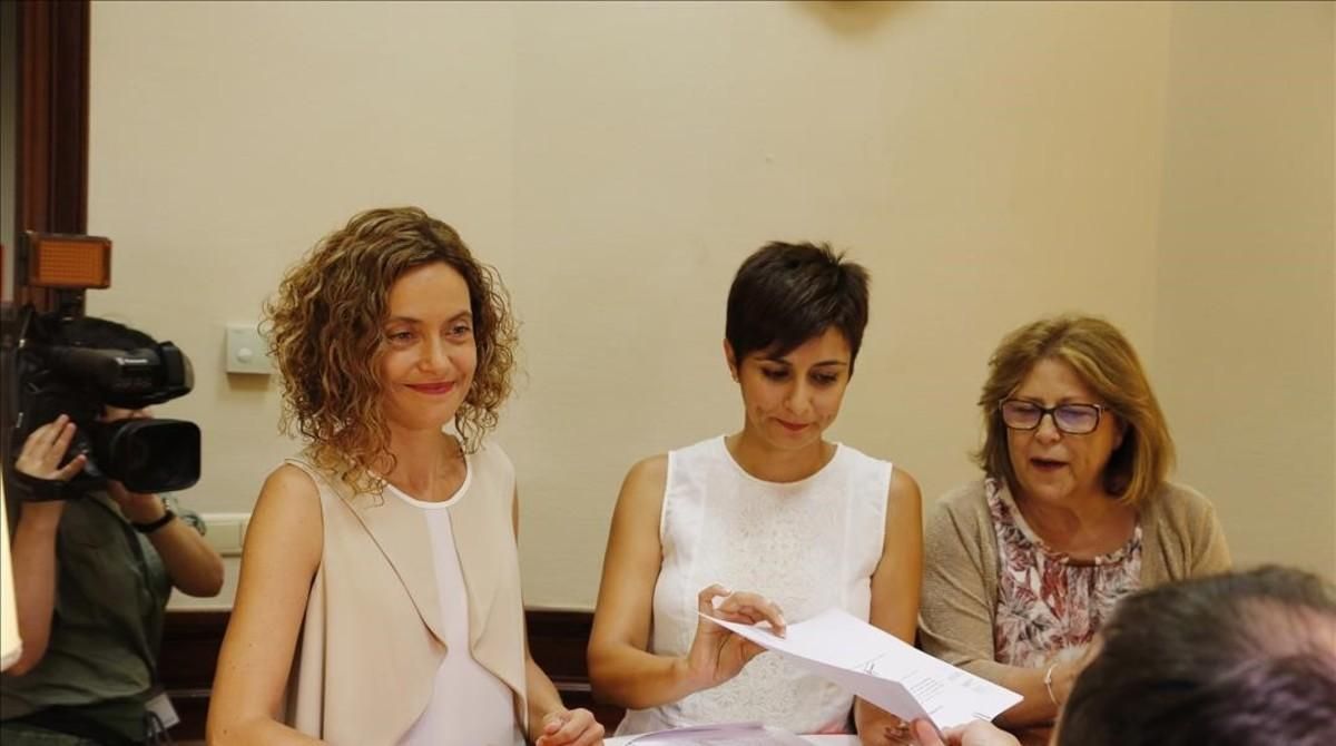 Meritxell Batet y otras dirigentes del grupo socialista registran este miércoles sus iniciativas en el Congreso. Meritxell Batet y otras dirigentes del grupo socialista registran este miércoles sus iniciativas en el Congreso.