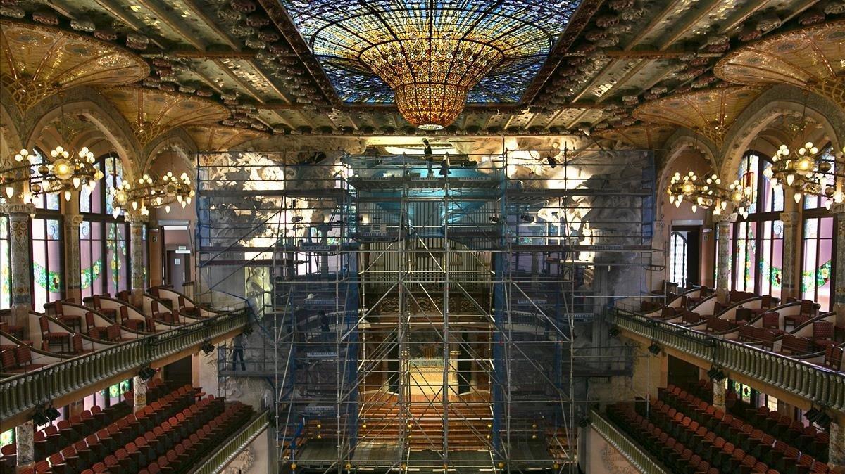 El Palau de la Música ha levantado un enorme andamio para restaurar y limpiar el conjunto escultórico del escenario. 
