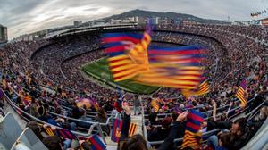 Imagen del Camp Nou antes de iniciarse el partido que acabó con récord mundial de asistencia para presenciar un partido de fútbol femenino durante el partido de ida de las semifinales de la Champions femenina de fútbol entre el FC Barcelona y el Wolfsburgo