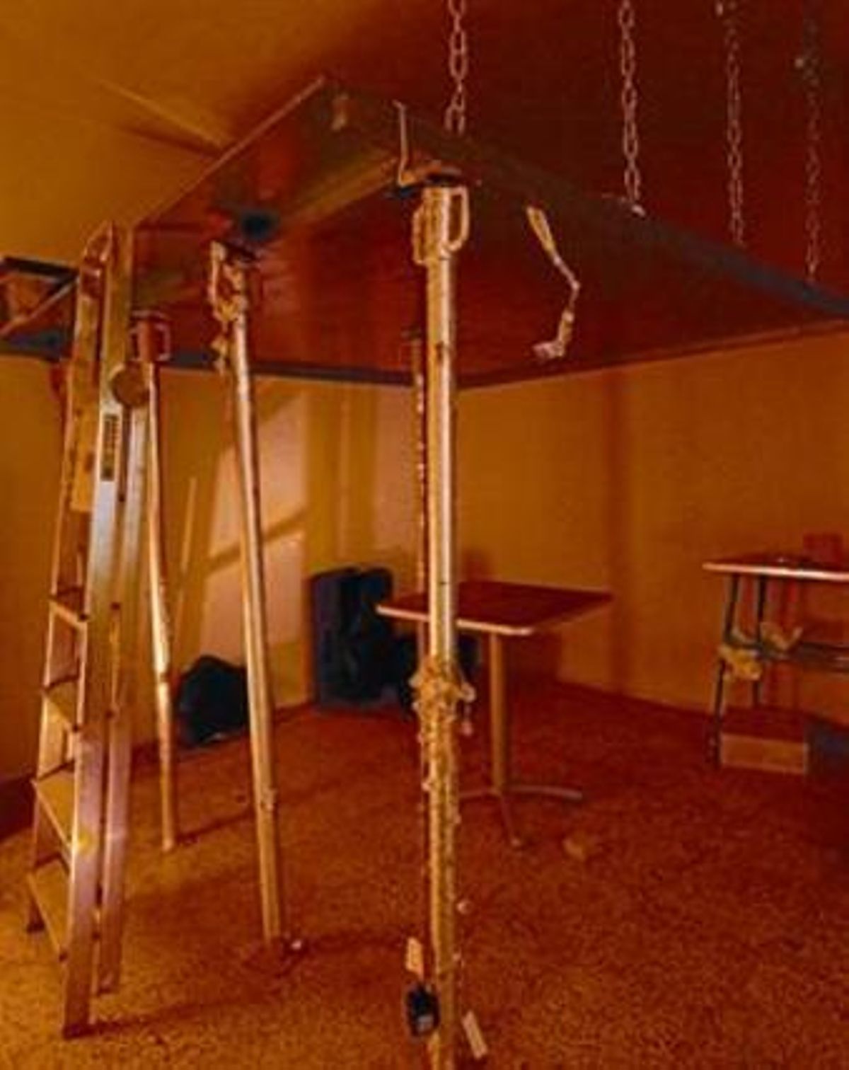 Cama elevada para ahorrar espacio en un piso de la calle de la Cera. Cama elevada para ahorrar espacio en un piso de la calle de la Cera.