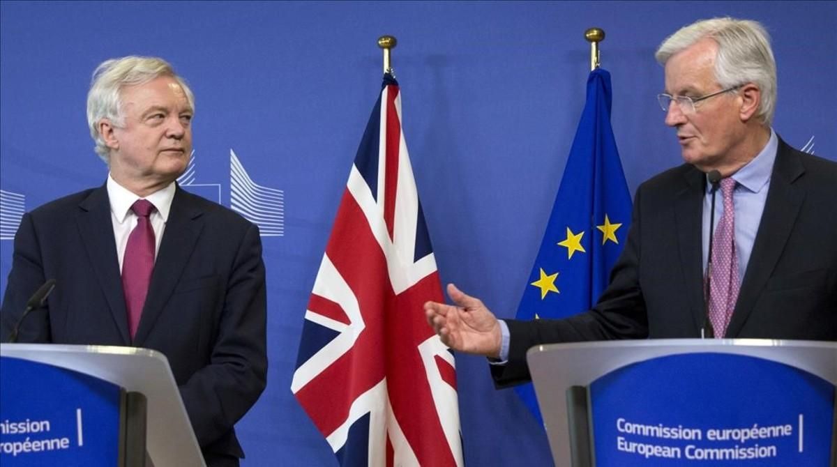 El jefe negociador británico del ’brexit’, David Davis (izquierda), y el europeo, Michel Barnier, en el inicio de las conversaciones, el 19 de junio en Bruselas. El jefe negociador británico del ’brexit’, David Davis (izquierda), y el europeo, Michel Barnier, en el inicio de las conversaciones, el 19 de junio en Bruselas.