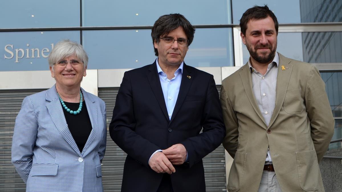 Clara Ponsatí, Carles Puigdemont y Toni Comín a las puertas de la Eurocambra, esta mañana.