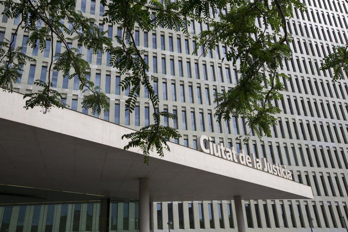 Fachada de la Ciutat de la Justícia. Fachada de la Ciutat de la Justícia.