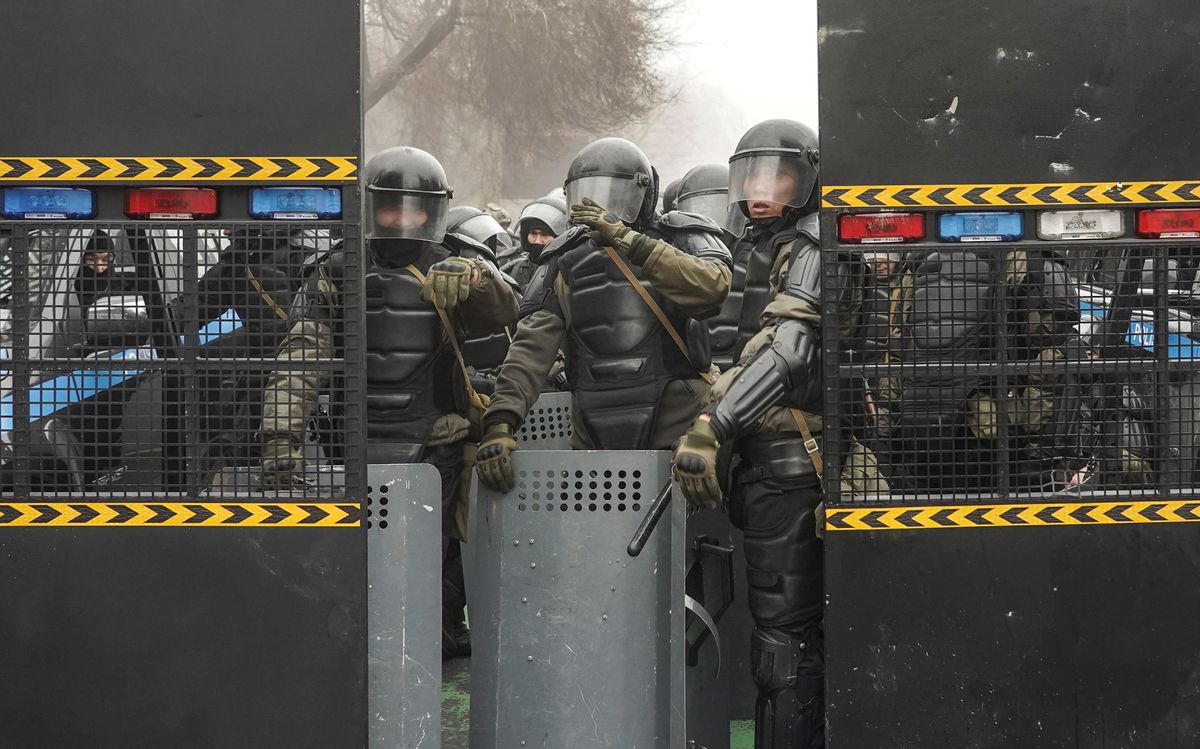 Policías antidisturbios vigilan una calle durante las manifestaciones por la subida de los precios de la energía en Almaty, Kazajistán. Policías antidisturbios vigilan una calle durante las manifestaciones por la subida de los precios de la energía en Almaty, Kazajistán.