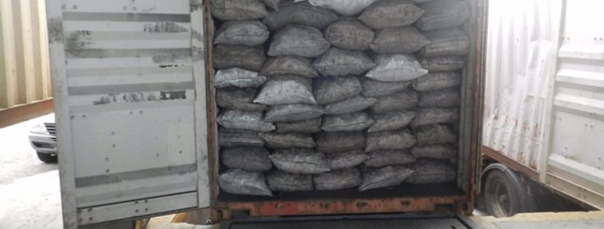 Un contenedor cargado de fardos de cocaína. Un contenedor cargado de fardos de cocaína.