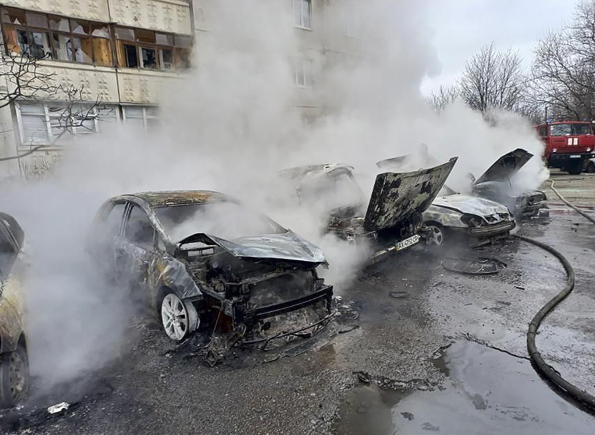 Coches en Ucrania quemados