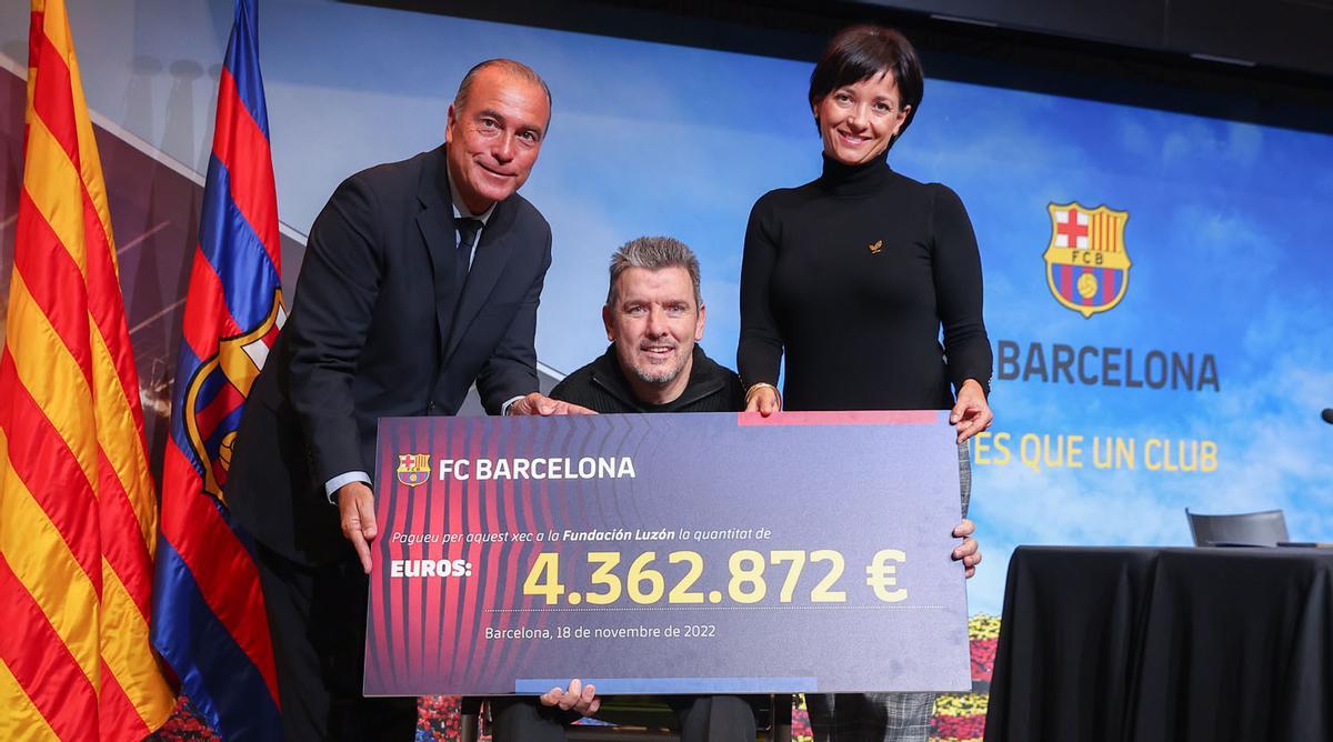 Yuste, vicepresidente del Barça, Unzué y Arregui, presidenta de la Fundación Luzón, en el Auditori 1899 del Camp Nou. Yuste, vicepresidente del Barça, Unzué y Arregui, presidenta de la Fundación Luzón, en el Auditori 1899 del Camp Nou.