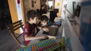 Gabriel y su hermano  están en casa este lunes mientras su madre Stephanie teletrabaja en casa. El padre y la madre de los chicos han decidido no llevarlos a la escuela estos últimos días de clase antes de las vacaciones de navidad para no exponerse a posibles contagios o confinamientos por el aumento de los casos de covid