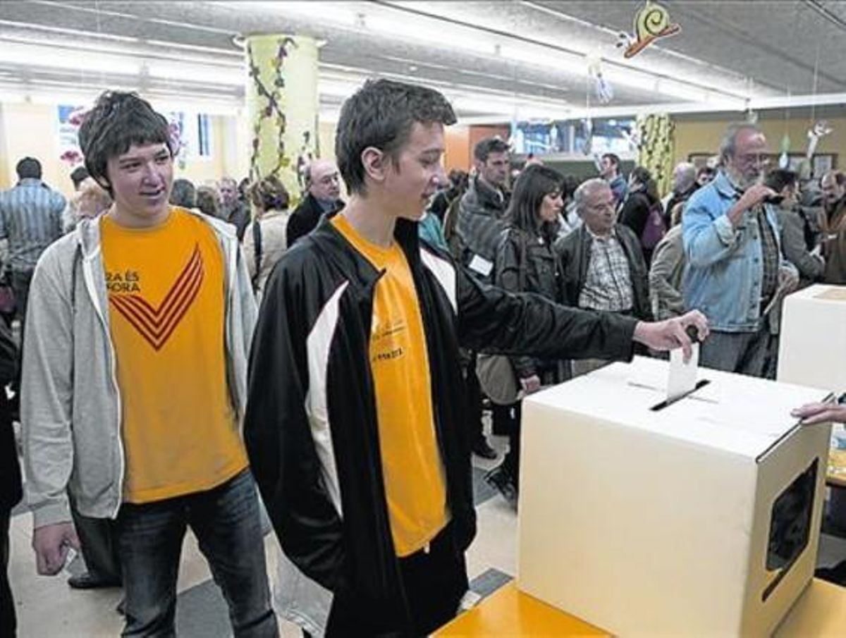 Un joven vota en la consulta soberanista del 9-N, en Barcelona. Un joven vota en la consulta soberanista del 9-N, en Barcelona.