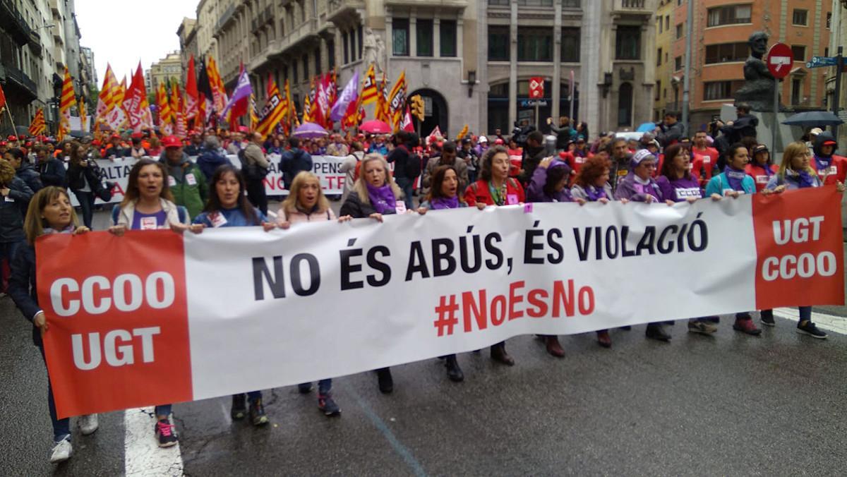 Una pancarta alusiva a la sentencia de la Manada protagoniza la cabecera de la manifestación en Barcelona.