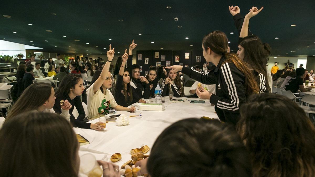 Unos 200 estudiantes de ESO y Bachillerato participaron en unas meriendas literarias en el Institut del Teatre Unos 200 estudiantes de ESO y Bachillerato participaron en unas meriendas literarias en el Institut del Teatre